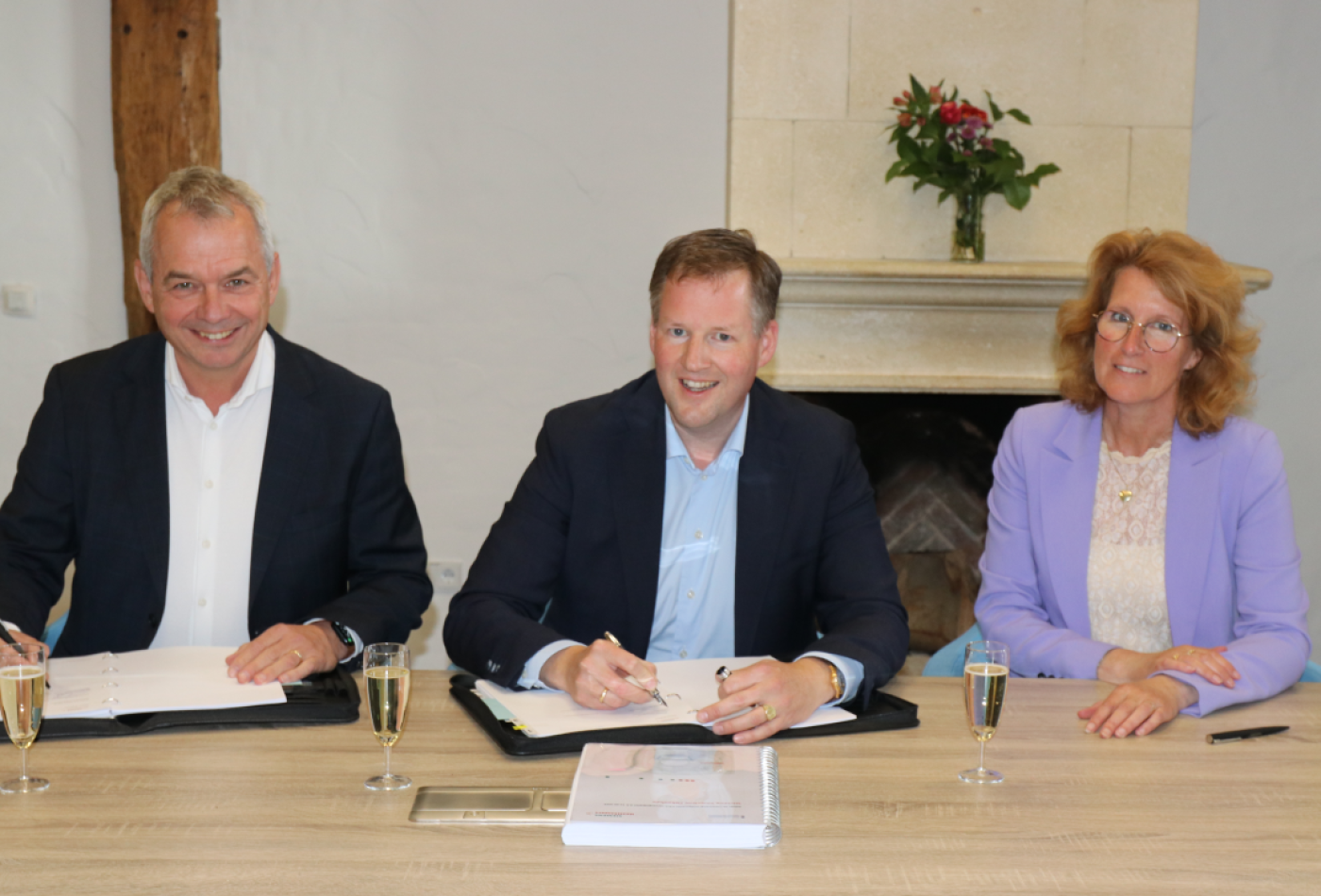 Paul Riswick, Paul Nijssen en Bianca van Adrichem ondertekenen het partnership
