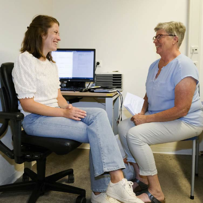 Diëtist Henrike de Hart in gesprek met mevrouw Gosselink. ©Foto Marcel Rekers