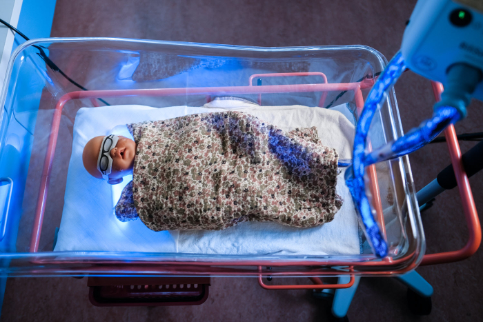 fototherapie thuis Lichttherapie thuis is een veilige behandeling voor een pasgeborene met lichte geelzucht. ©foto Marcel Rekers.