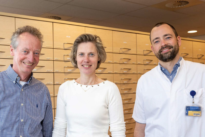 Teammanager ziekenhuisapotheek Johan van der Elsen (l), poliklinisch apotheker Catherine Callens en internist-oncoloog Rune van de Wetering (r):