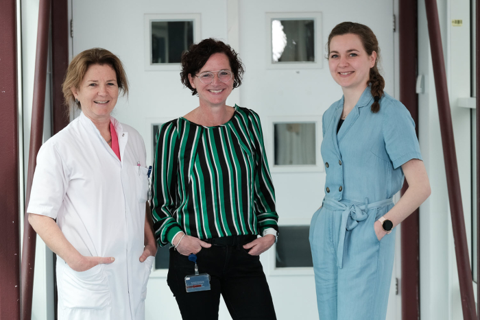 Kinderarts Monique Jacobs, neonatologieverpleegkundige Mariëlle Boegman en verloskundige Yvonne Combee. ©Foto Marcel Rekers