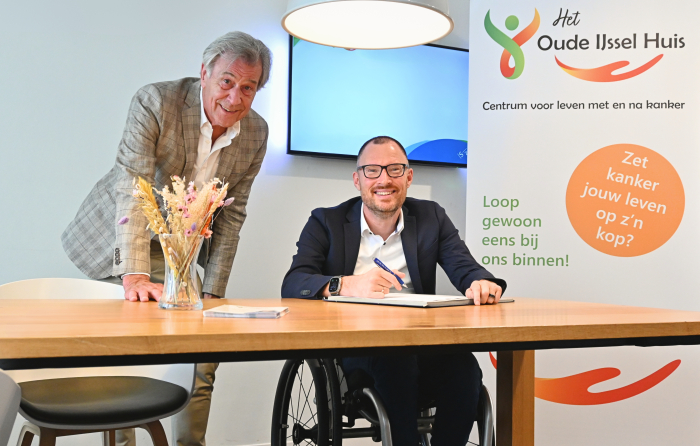 Henk Wubbels en Otwin van Dijk tekenen samenwerkingsovereenkomst